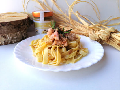 Tagliatelle condite con pasta di nocciole, ricetta salata