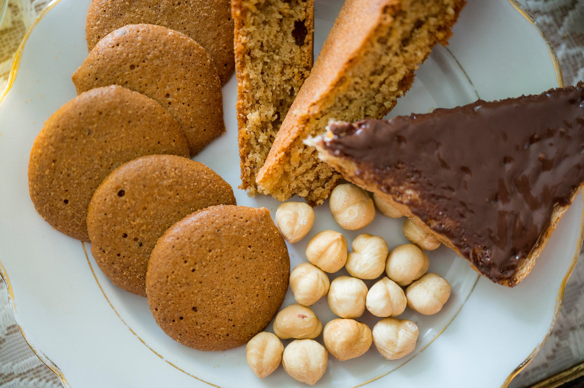 Torta di nocciole artigianale tagliata