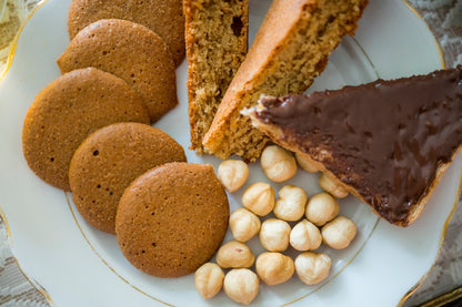 Torta di nocciole artigianale tagliata